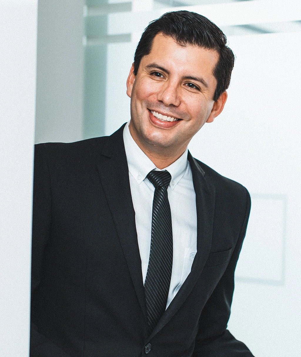 Dr. Illich Navarro specializes in rhinoplasty surgery and revision rhinoplasty in Tijuana, Mexico.