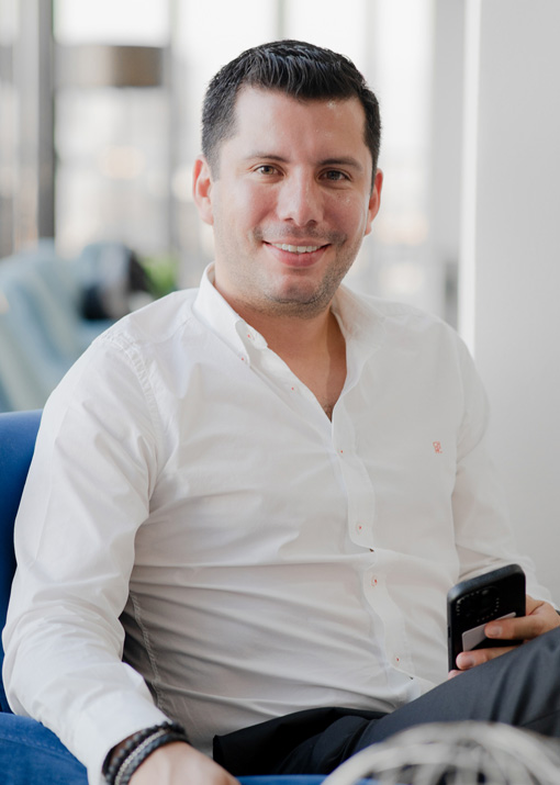 Start an online plastic surgery consultation with board certified plastic surgeon Dr. Illich Navarro